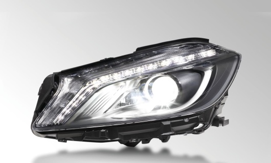 Farol de xênon com sistema de luz inteligente (ILS) e assistente adaptativo de feixe de iluminação alto (aCOL – linha de corte adaptável), Mercedes classe A 